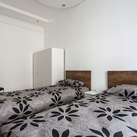 Modern Apartment In Lviv Historic Centre Luaran gambar